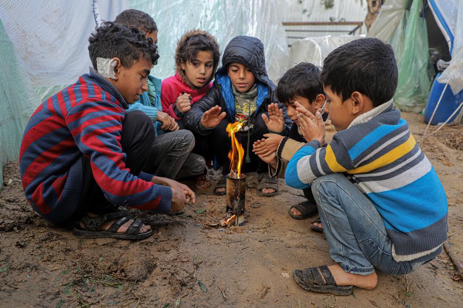 Anak-anak Palestina terlihat di tempat penampungan sementara di kota Khan Younis di Jalur Gaza selatan, 13 Desember 2023. (Foto oleh Rizek Abdeljawad/Xinhua)